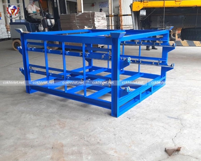 Stacking steel pallet