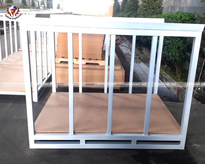 Stacking steel pallet