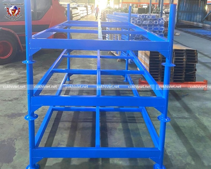 Stacking steel pallet