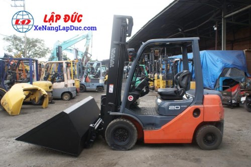 2-ton Toyota diesel forklift with bucket