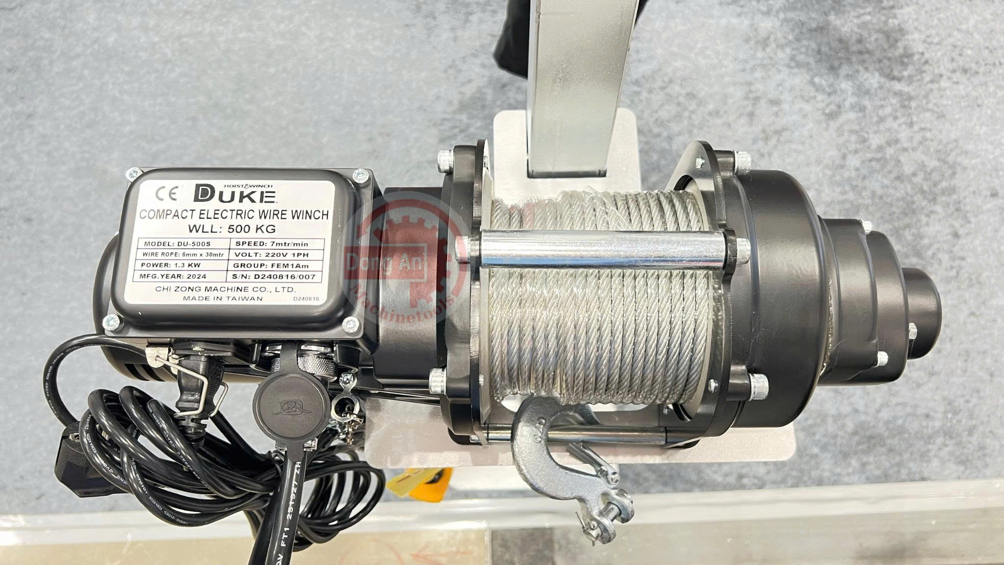 Compact electric wire rope winches