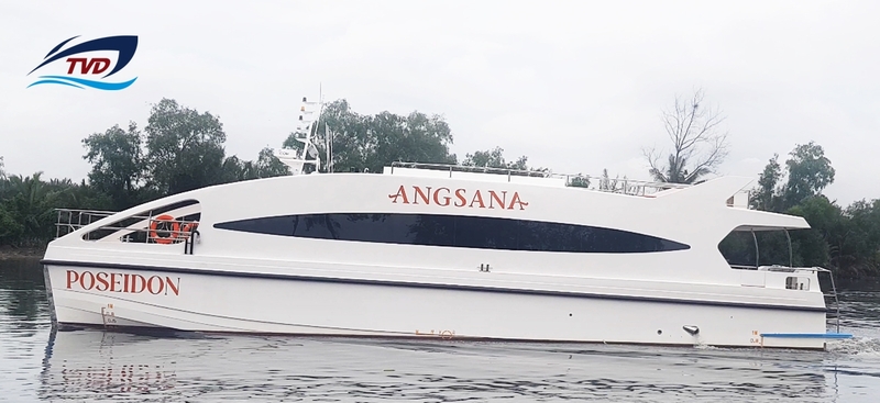 Composite double-hull passenger ship
