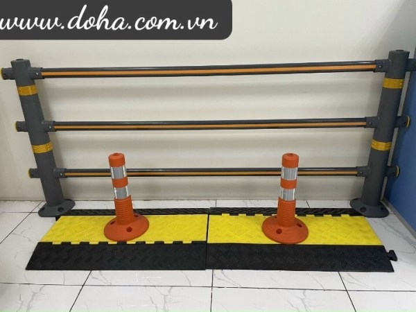 Flexible traffic separator