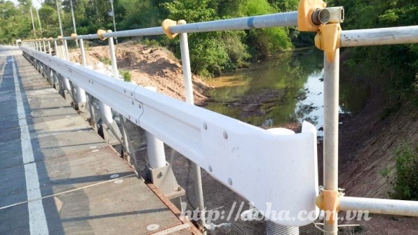 Elastic guardrail