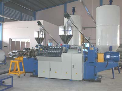 Plastic extrusion machine