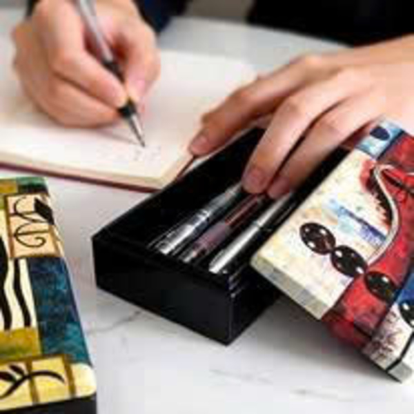 Lacquer pen holder