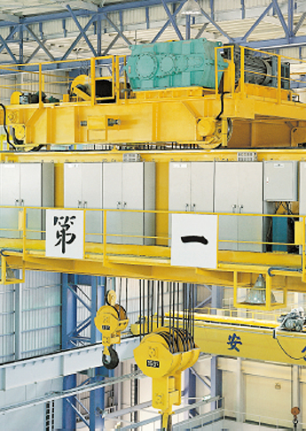 Low speed winch for overhead and gantry cranes