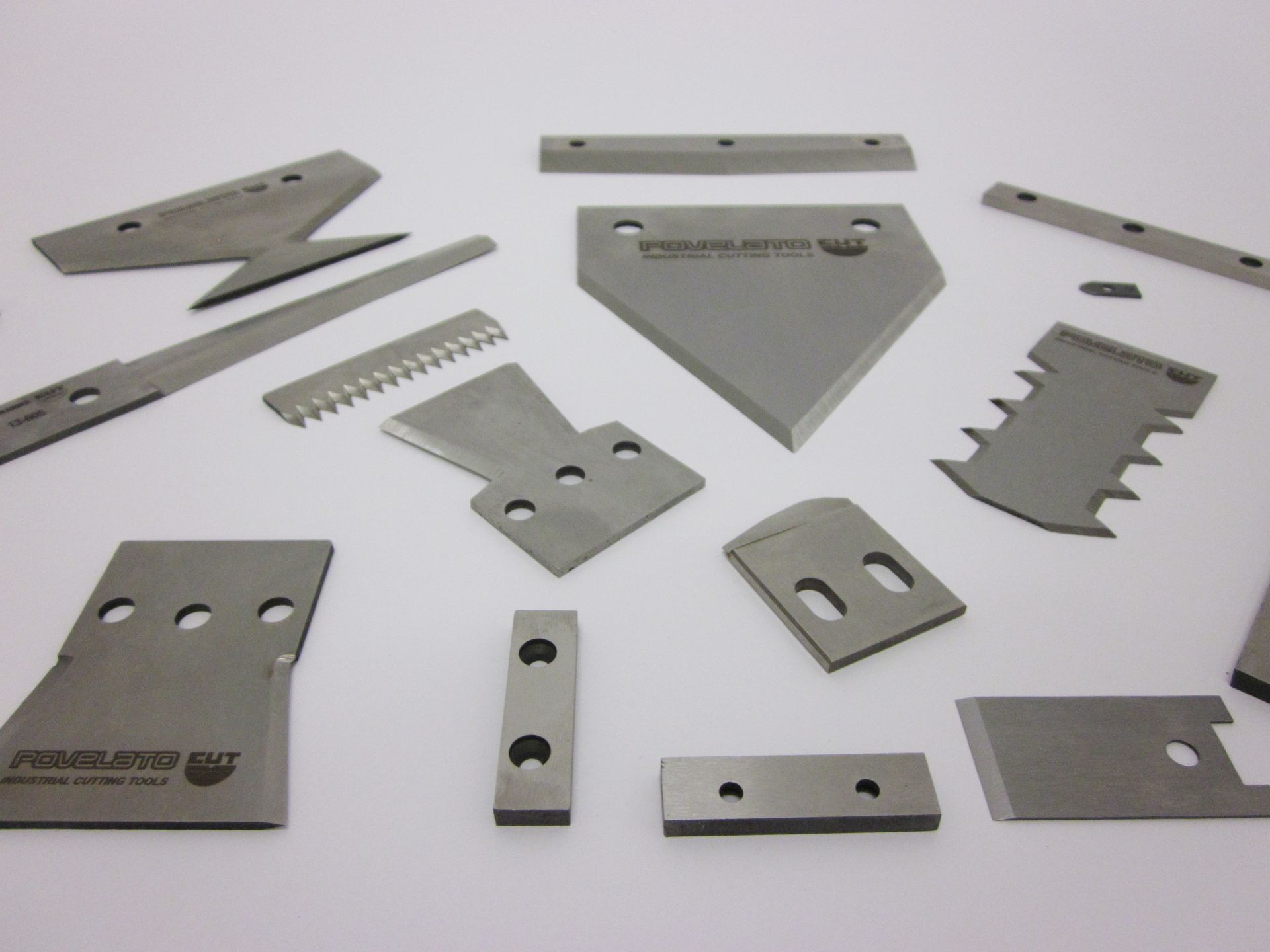 Plastic cutting blade