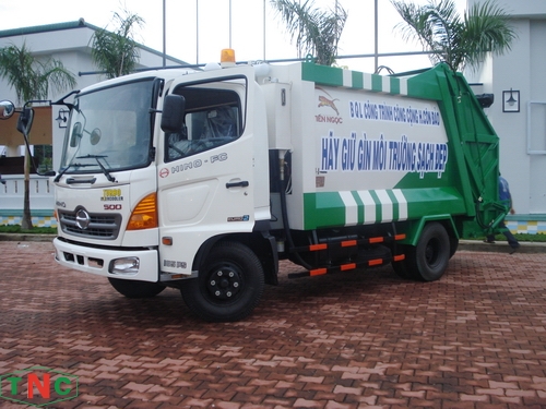 Garbage compactor truck