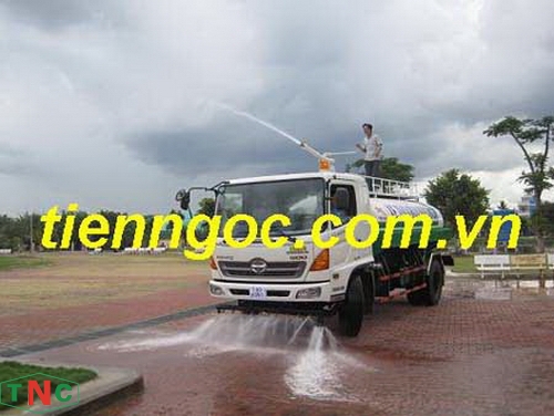 Street watering truck