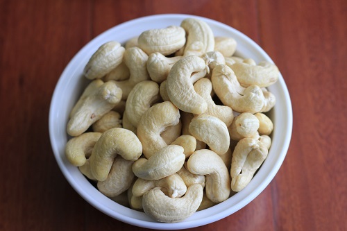 WW210 Cashew kernels