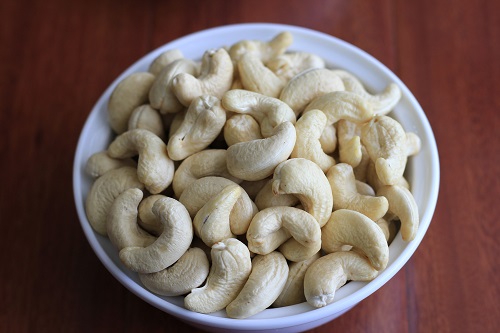 WW240 Cashew kernels