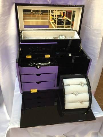 Lacquer dressing cabinet