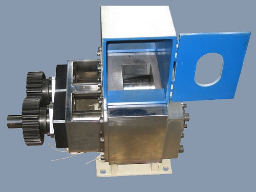Enclosed mixer machine