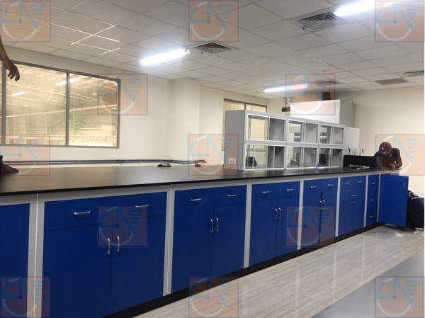 Central laboratory bench