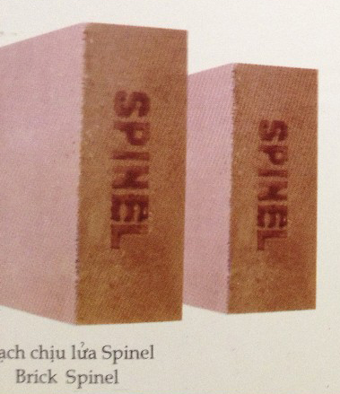 Refractory brick