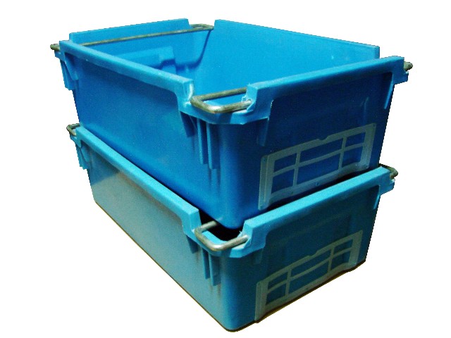 Solid plastic crate