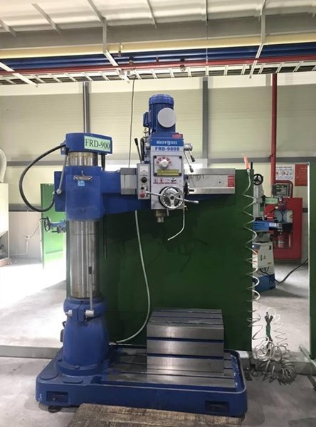 Plastic molding machines