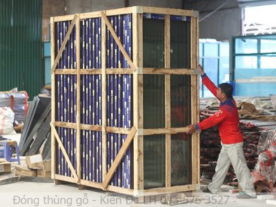 Slatted wooden crate packing
