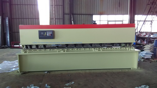 Hydraulic shearing machine