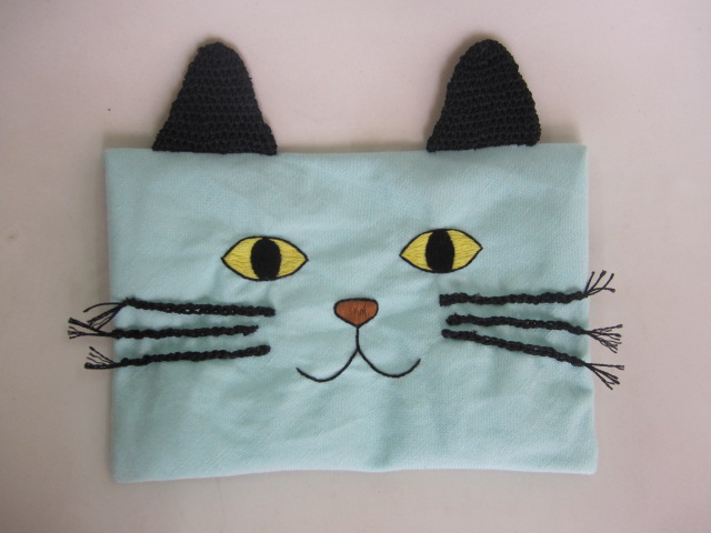 Cat embroidered wallet