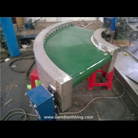 Curved belt conveyors