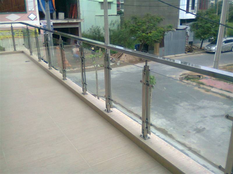 Glass railing