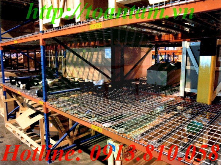 Wire mesh shelf