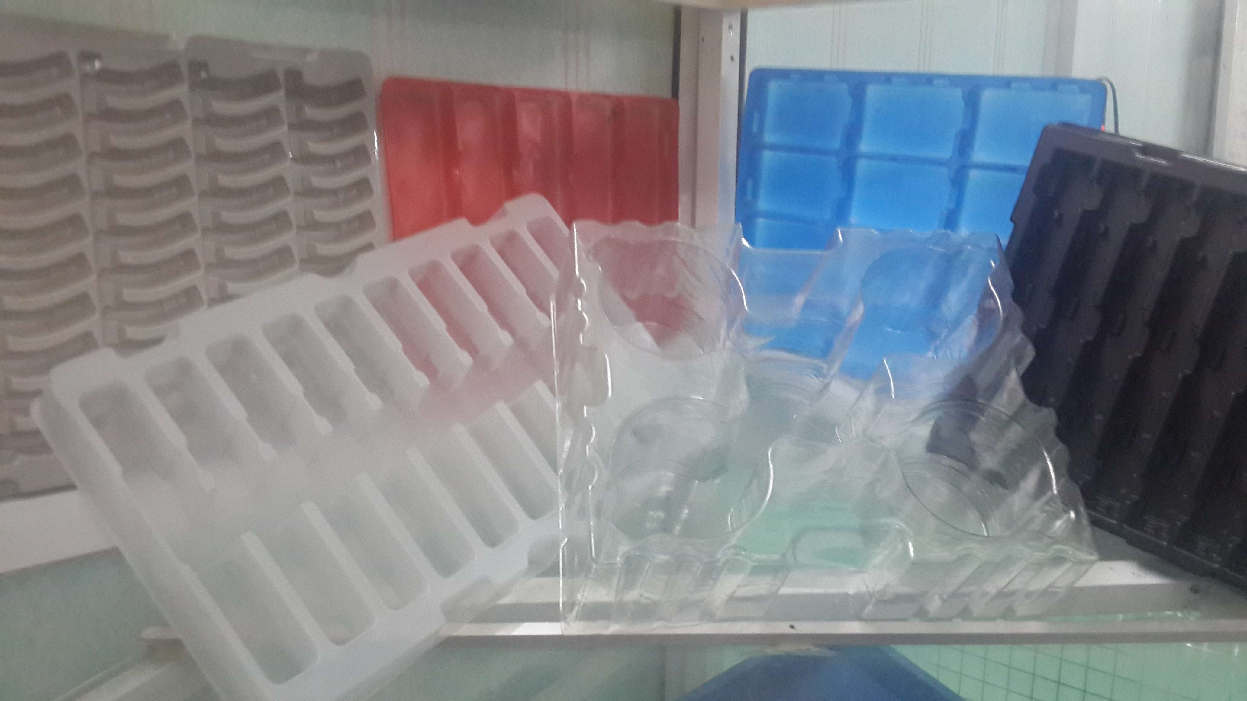 Formed plastic tray