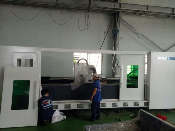 Handing the cutter to Thien Nam company