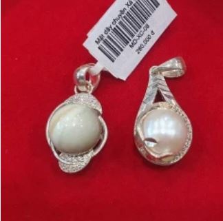 Silver pendant with mother-of-pearl