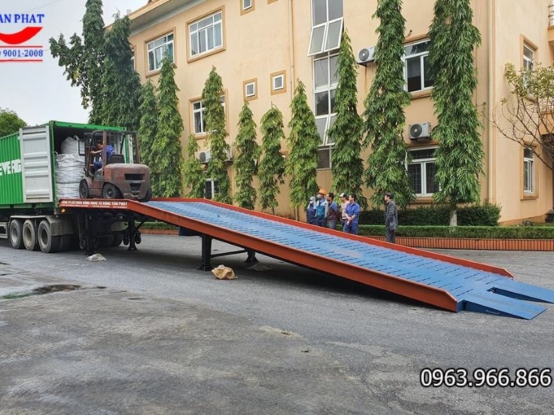 Container loading ramp