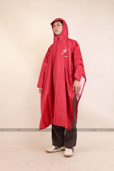Xuan Trang bat-wing raincoat