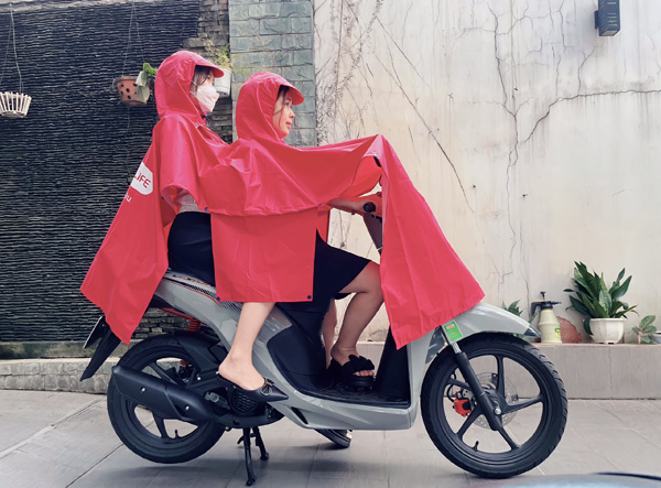 Double-headed bat-wing raincoat