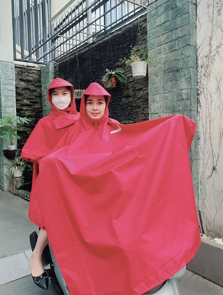 Double-headed bat-wing raincoat