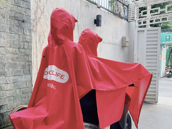 Double-headed bat-wing raincoat