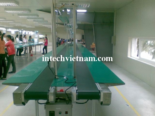 Conveyor for garment