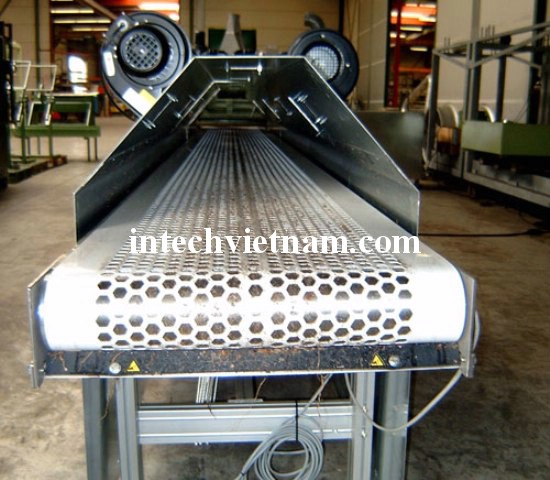 Wire mesh conveyor