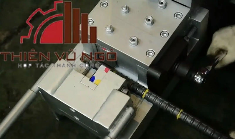 Wheeled metal cutting machine