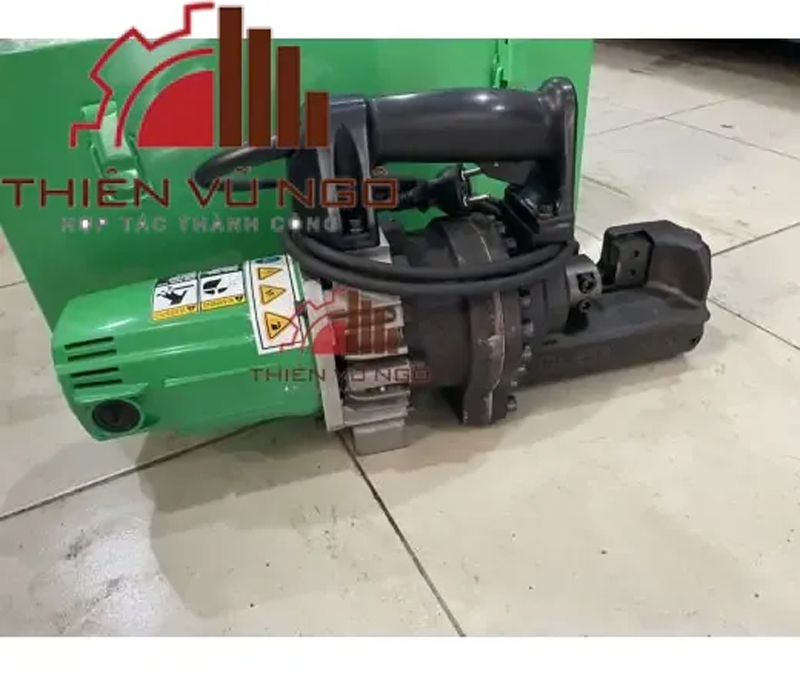 Handheld metal cutting machine