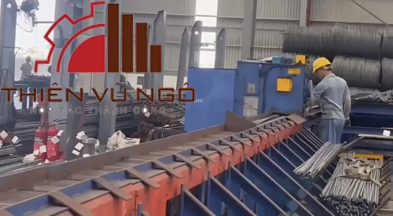 Automatic rebar cutting machine