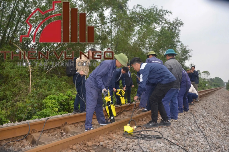 Rail rock compactor