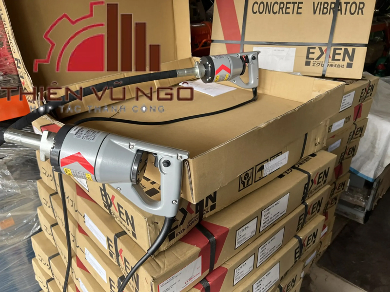 Handheld vibratory compactor