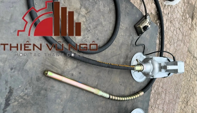 Electric vibratory compactor