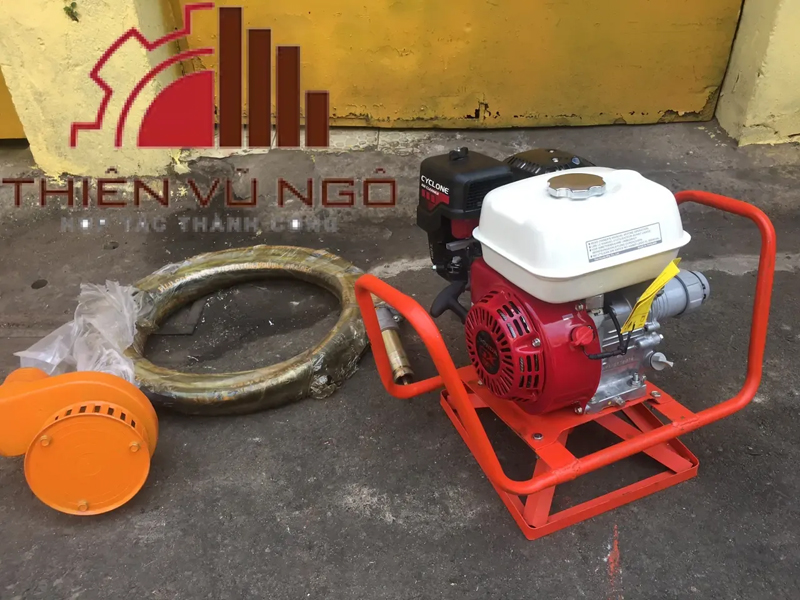 Gasoline-powered vibratory compactor
