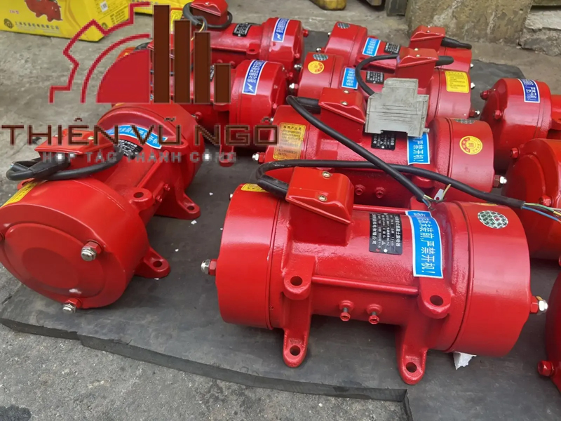 Concrete vibratory compactor