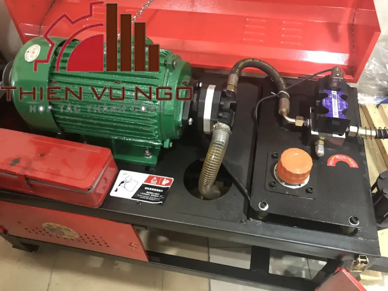 Automatic rebar straightening and cutting machine