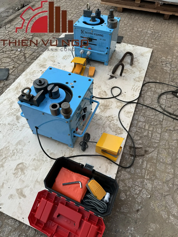 Iron bending machine