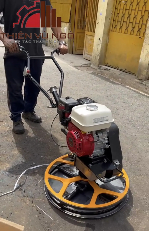 Concrete floor troweling machine