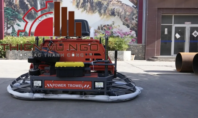 Concrete floor troweling machine